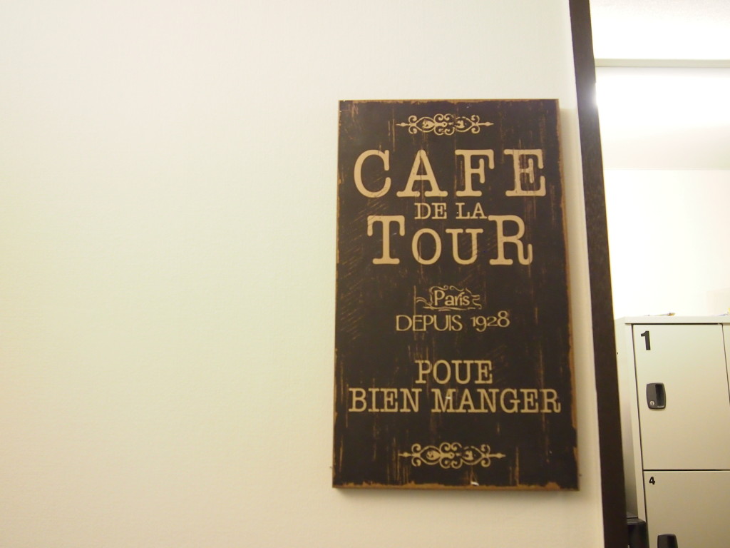 フランス、パリのCafe de la tour の看板