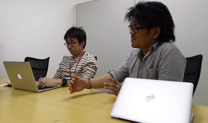 (写真左)モバイルアプリサービス部アプリケーションエンジニアの小室啓さん (写真右)AWSコンサルティング事業部ソリューションアーキテクトの佐々木大輔さん