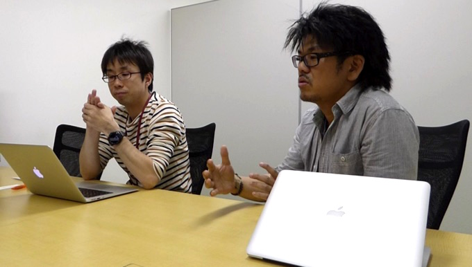 (写真左)モバイルアプリサービス部アプリケーションエンジニアの小室啓さん (写真右)AWSコンサルティング事業部ソリューションアーキテクトの佐々木大輔さん