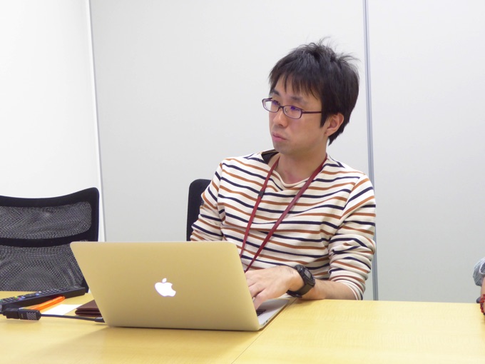 (写真左)モバイルアプリサービス部アプリケーションエンジニアの小室啓さん