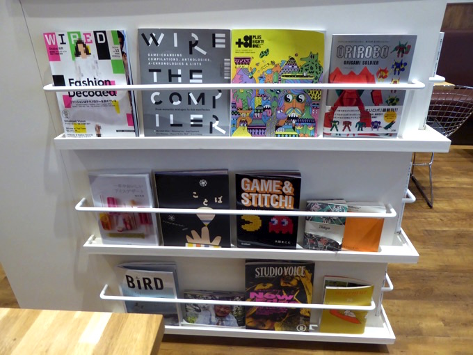 本棚にはデザイン、アニメ、イラスト、雑誌、3Dプリンターの雑誌・画集などの本