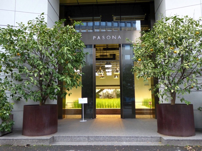 パソナグループ東京本社。写真に入りきらない大きくて立派な建物。扉を開ける、畑が迎えてくれます