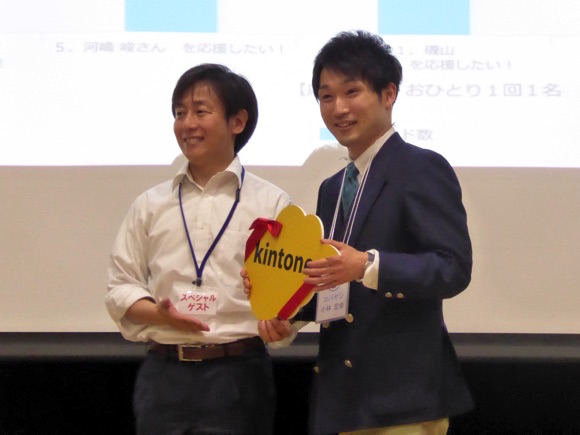 サイボウズ株式会社代表取締役の青野慶久さん(左)と優勝者の株式会社克フーズ（マサルフーズ）の小林宏幸さん(左)との記念写真
