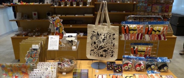 miraist-53 店頭のグッズスペース。このときの寿司グッズには外国人が興味津々でした
