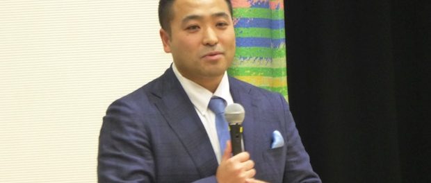 講演を行うエコモット株式会社代表取締役の入澤拓也さん
