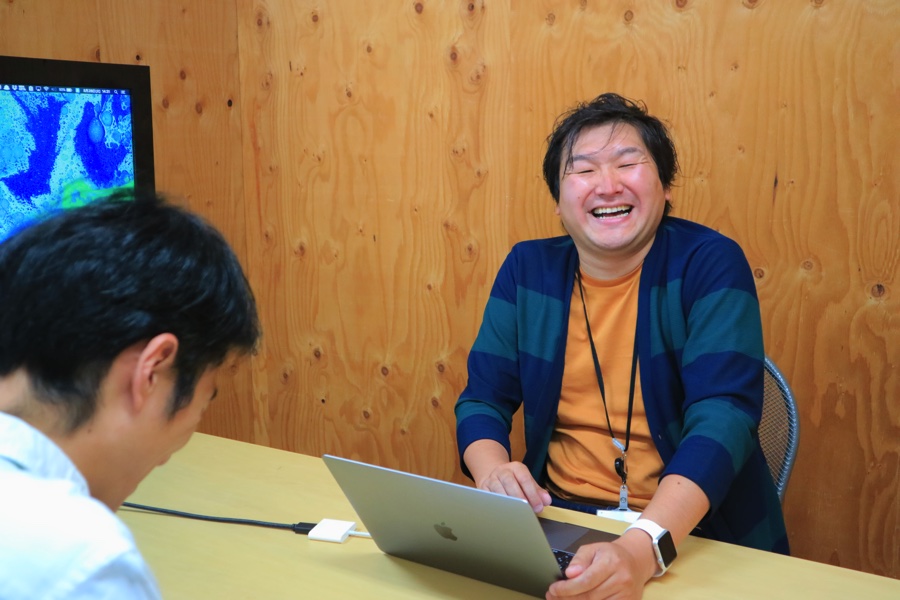 AIQの代表取締役社長CEO、高松睦さん。インタビューは終始、和やかな雰囲気で行われました。笑顔の耐えない高松睦さんが印象的でした