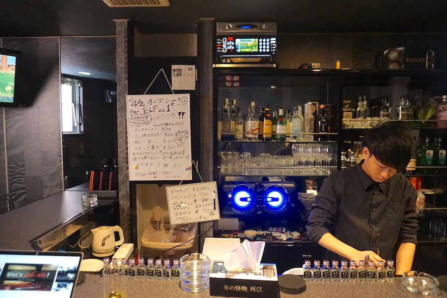 Bar ELFoo1で働く武田将也さんの様子