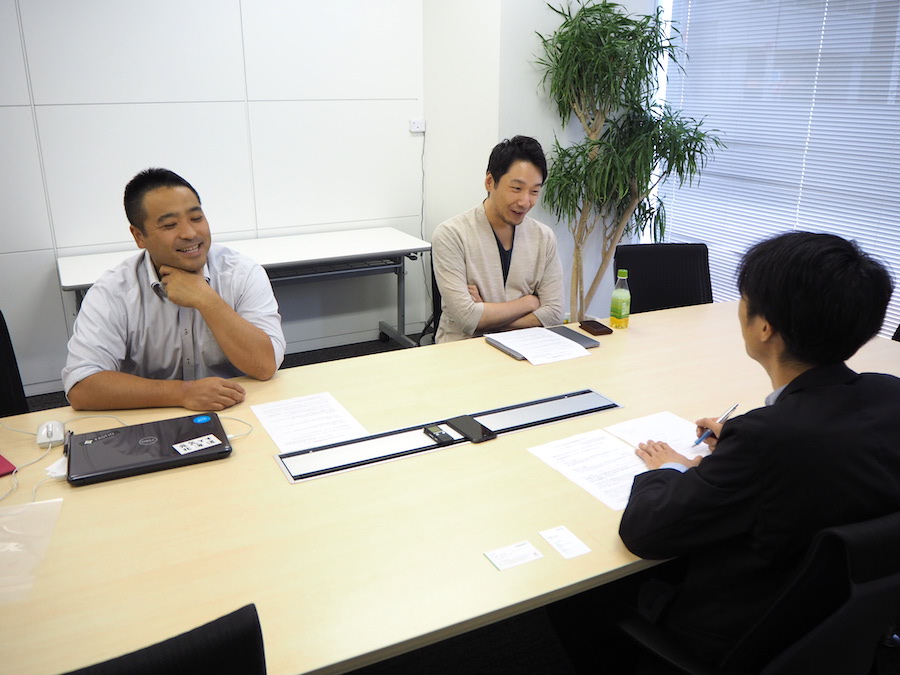 (写真左) エコモット株式会社 代表取締役 入澤拓也さん (写真右)BULB株式会社 CEO 阿部友暁さん(以下はエコモット、BULBと表記)